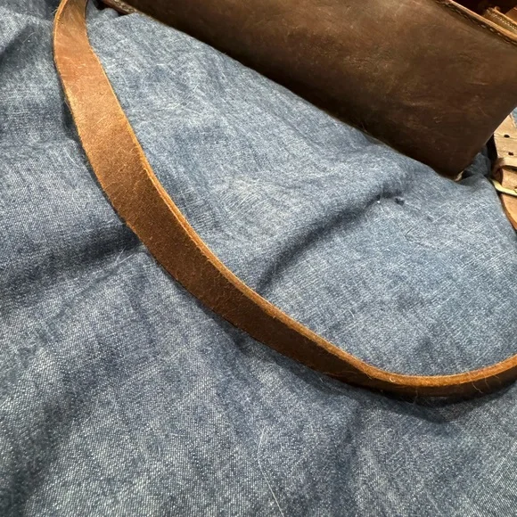 Brown Vintage Leather Briefcase with Adjustable Strap and Buckle Closure - Picture 8 of 14